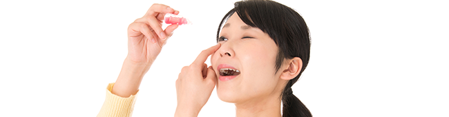 目薬を差す女性